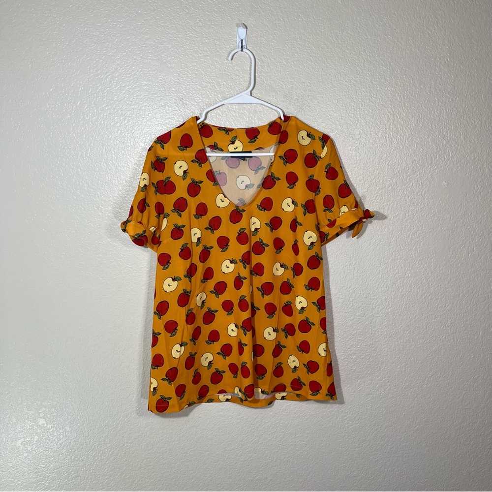 ModCloth Top Womens Large Orange Apple Print Short Sleeve Blouse Art V Neck